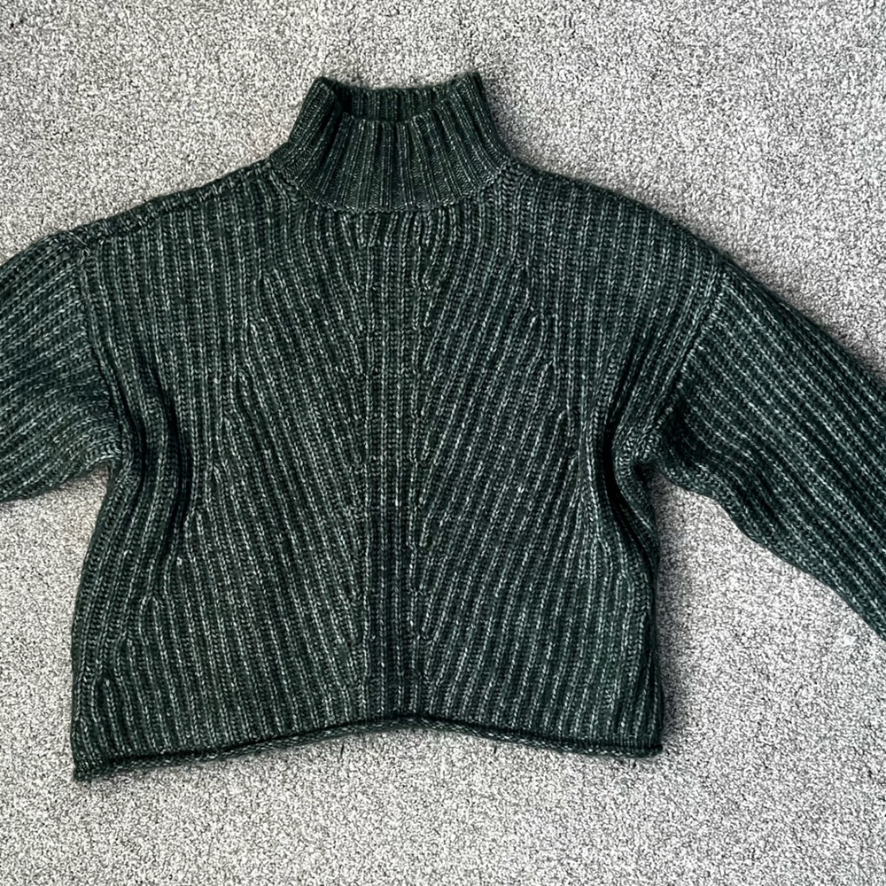 Cropped dark green sweater. GB brand from Dillard’s. Size Small.